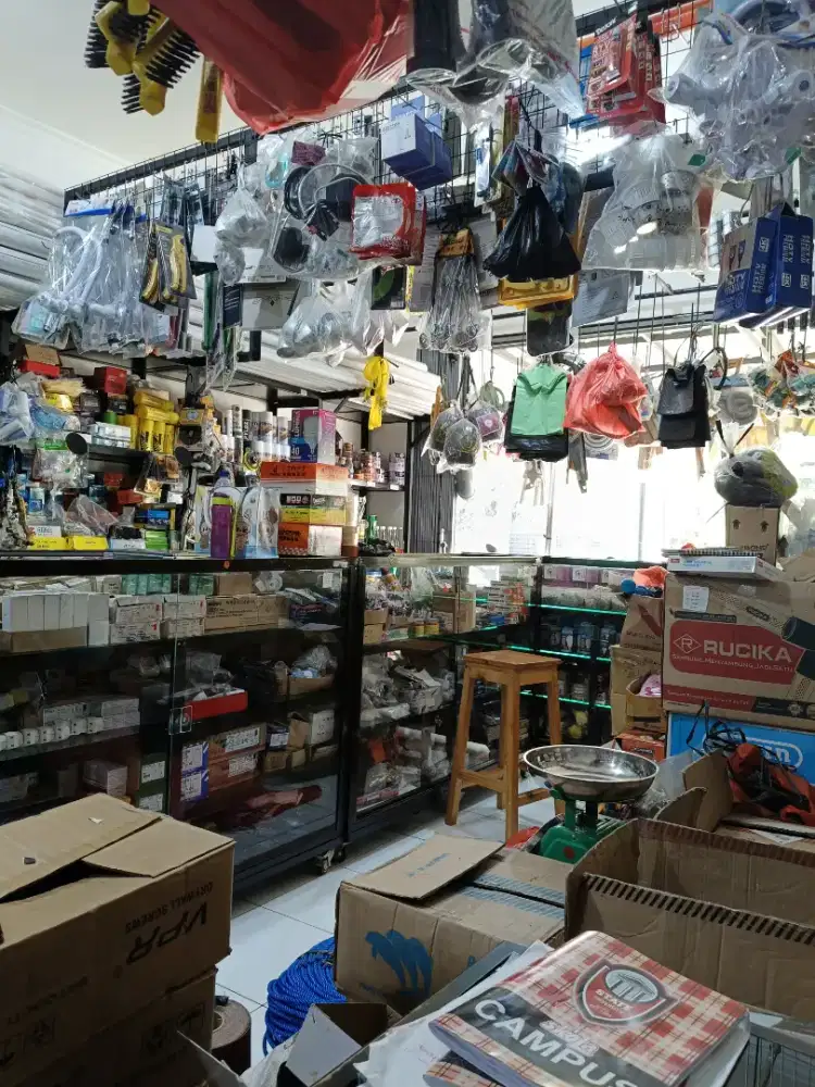 Wanita untuk jaga toko