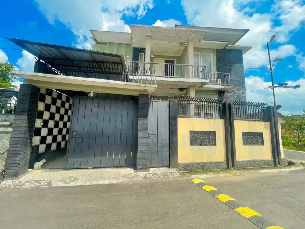 Rumah besar lantai 2 di Pejarakan kota Mataram