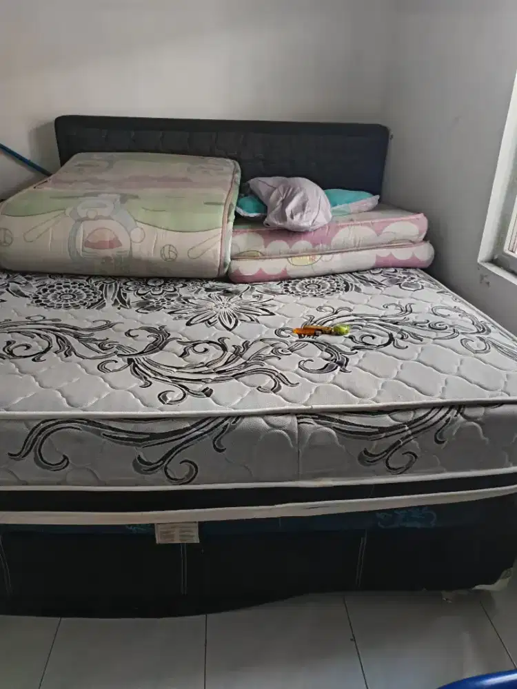 Di jual tempat tidur
