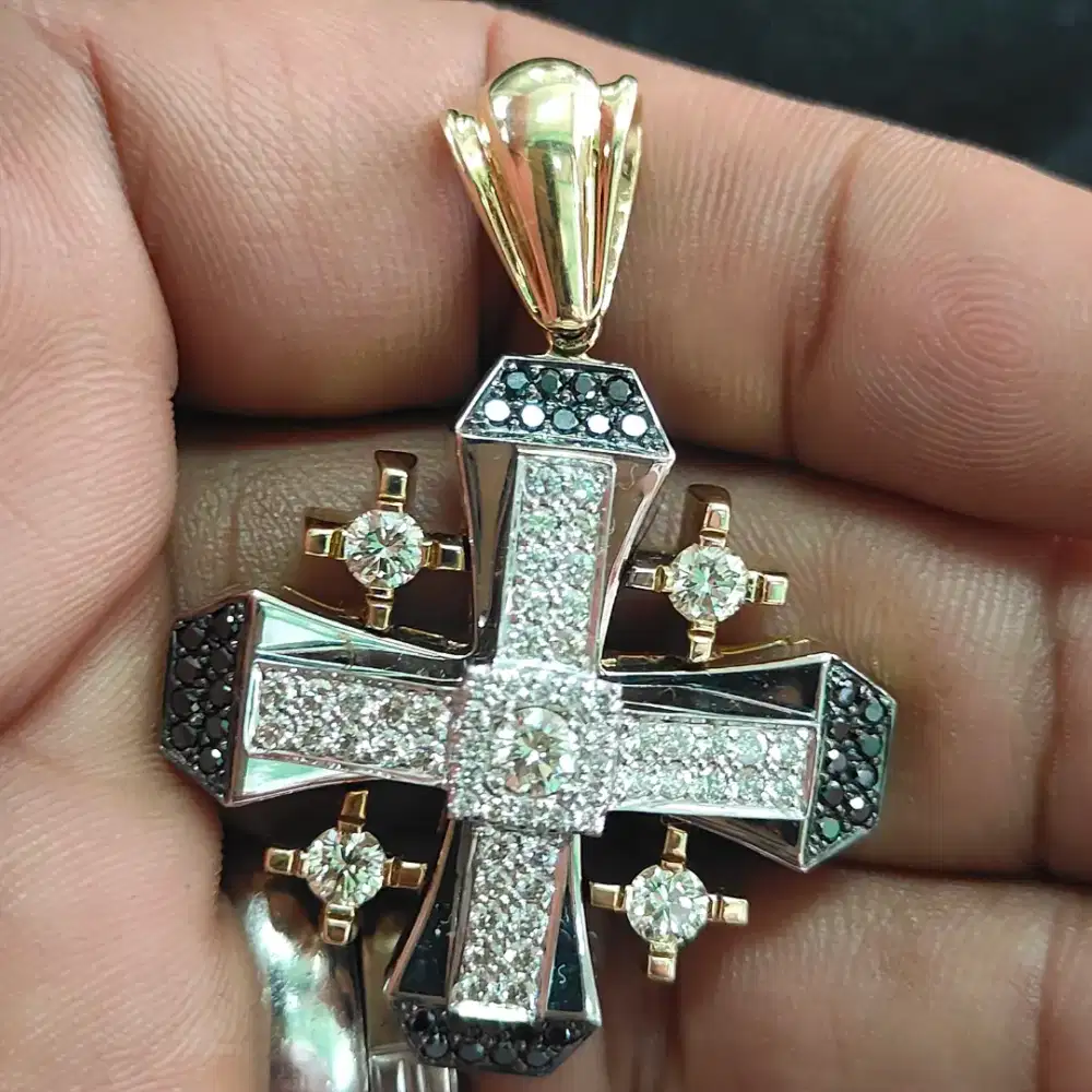 Liontin berlian dari Roma italia 14k (585)