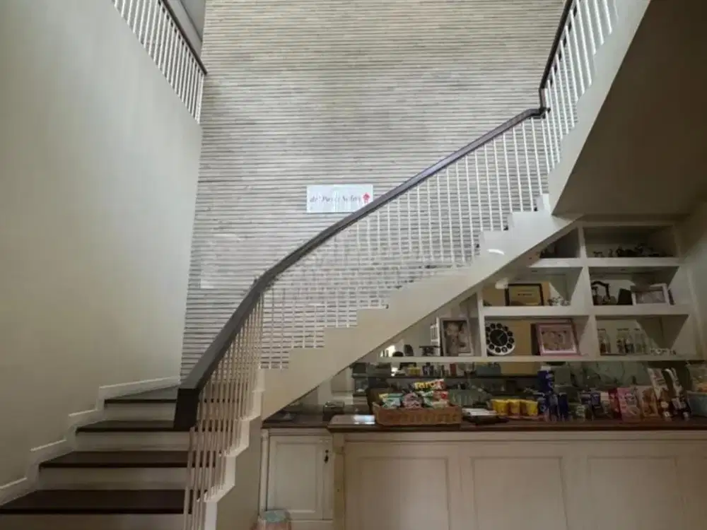 Bangunan Komersial Strategis Di Tengah Kota Surabaya (ALCPB)