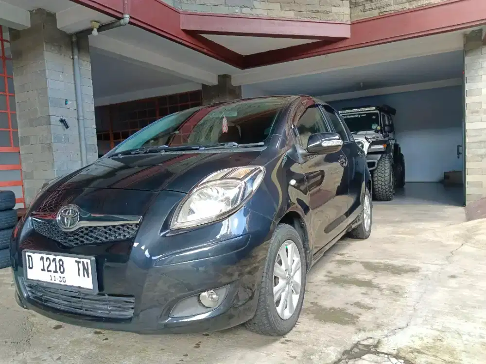 Bismillah numpang jual mobil T. Yaris E metic. No D. 2011 Hitam