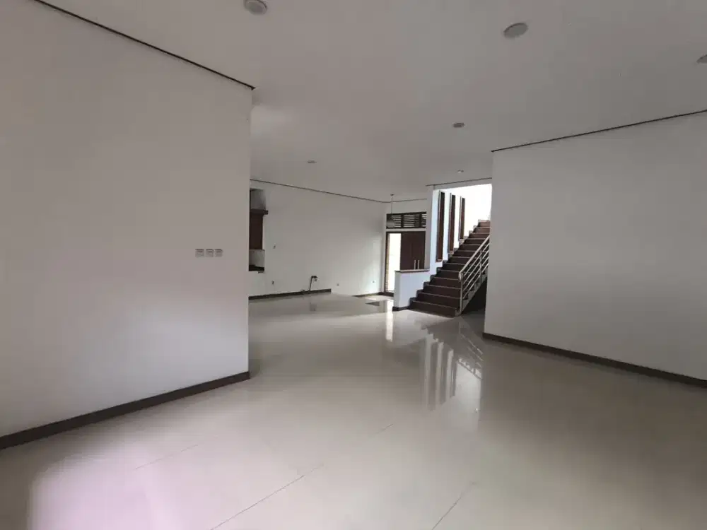 Rumah 2 Lantai Besar Siap Huni di Batununggal Bandung