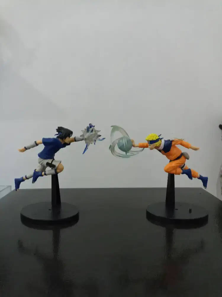 Action figure naruto dan sasuke