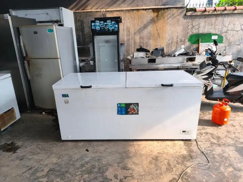 Freezer box Merk RSA Kapasitas 688 L