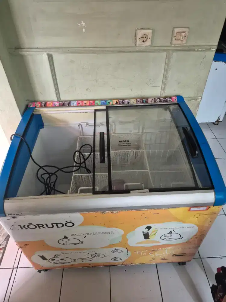Freezer sliding door kaca kap 280 L merk Hiron orisinil siap beku