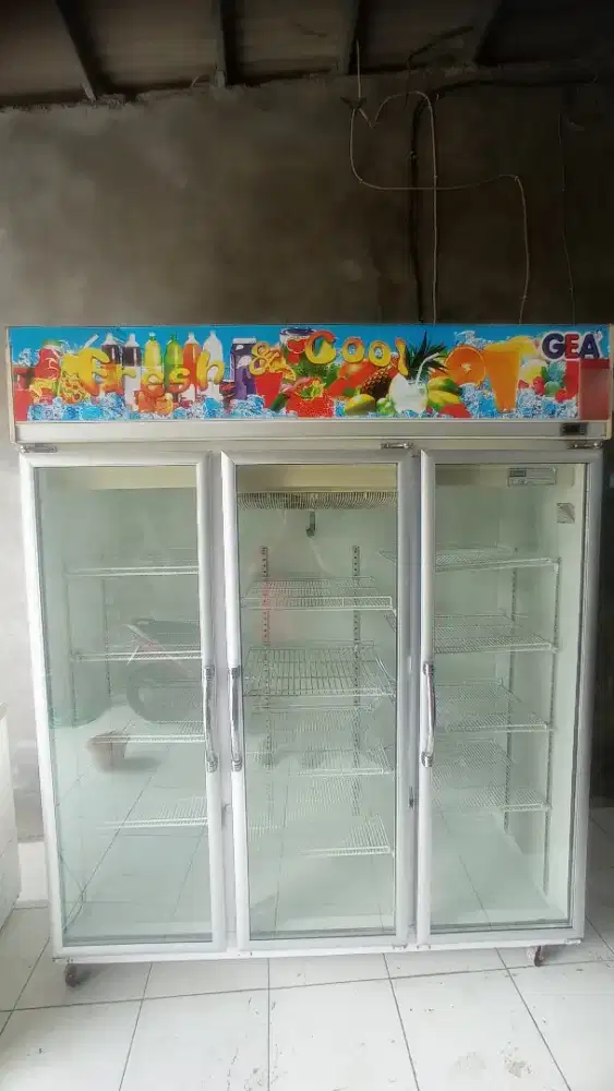 Pendingin minuman Schiller showcase 3 pintu merk GEA