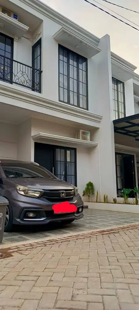 Disewakan Rumah 2 Lantai 3KT/2KM + Carport 2 Mobil, AC, Balkon & Taman
