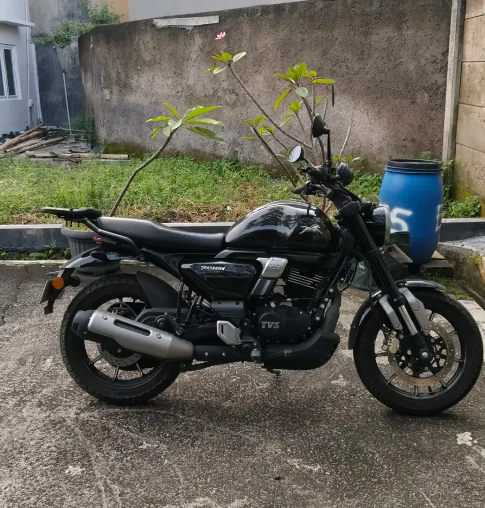 Jual TVS RONIN SS Hitam