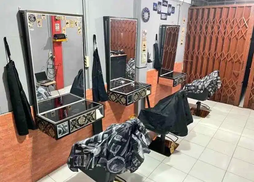 Kursi dan kaca barber