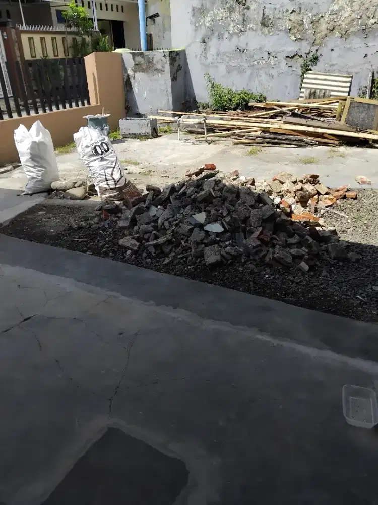 kayu bekas dan puing