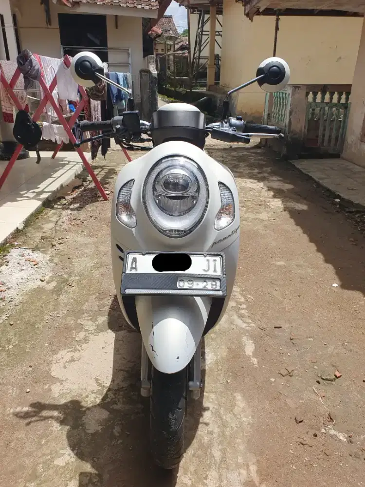 SCOOPY PRESTIGE  WHITE 2023