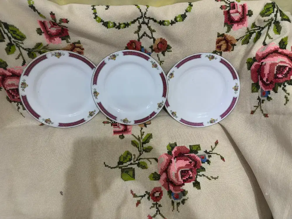 3 Pcs Piring Cina / Keramik Klasik Motif Marun (Mulus)