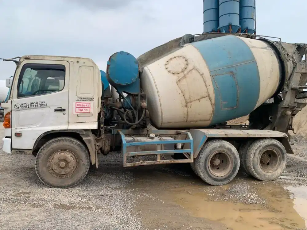 Truck mixer Hino lohan tahun 2013