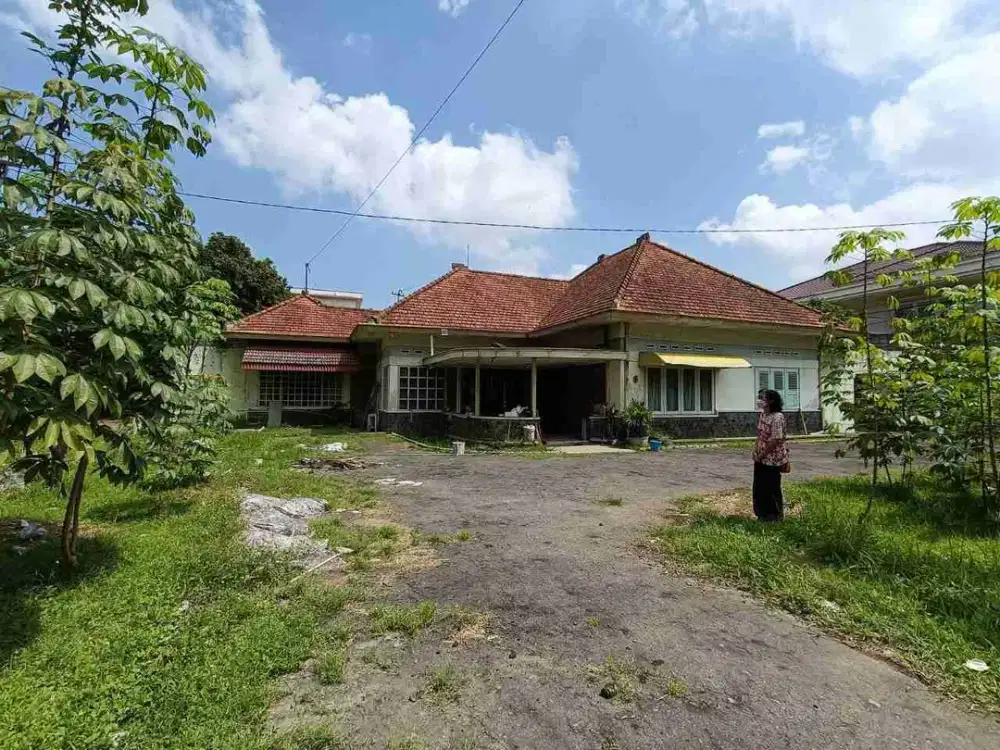 Rumah Vintage Halaman Luas Panularan Solo