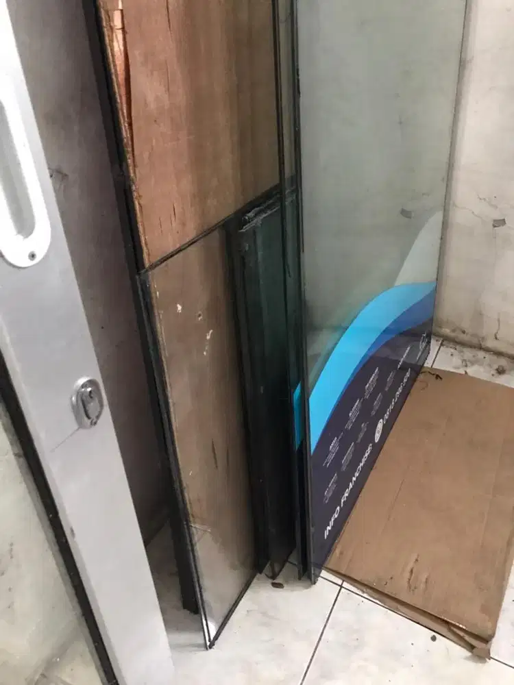 Pintu dan sekat alumunium plus kaca ex sekat Loundry