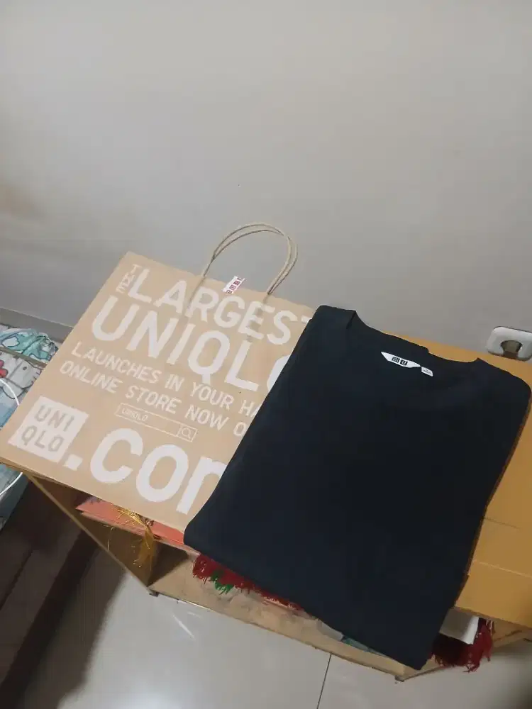 Tshirt Kaos Pocket Black Uniqlo U