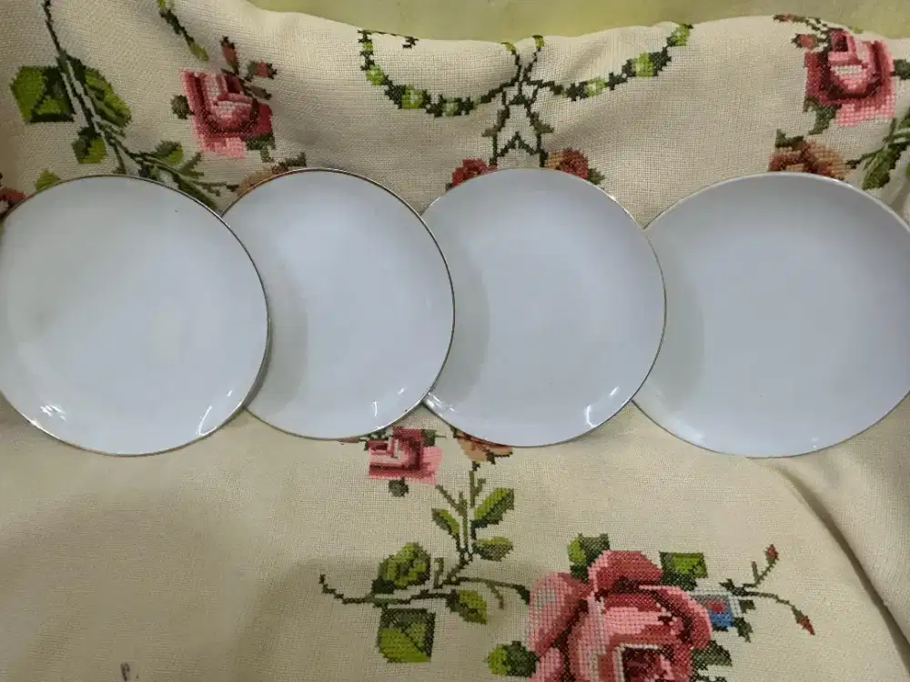 4 Pcs Piring Sango Keramik Putih Lis Emas (Mulus / Simpanan Lemari)