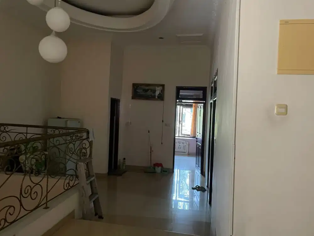 DIJUAL RUMAH BESAR SIAP HUNI JALAN LEBAR HADAP TIMUR HARGA TERMURAH DI TAMAN PALEM LESTARI