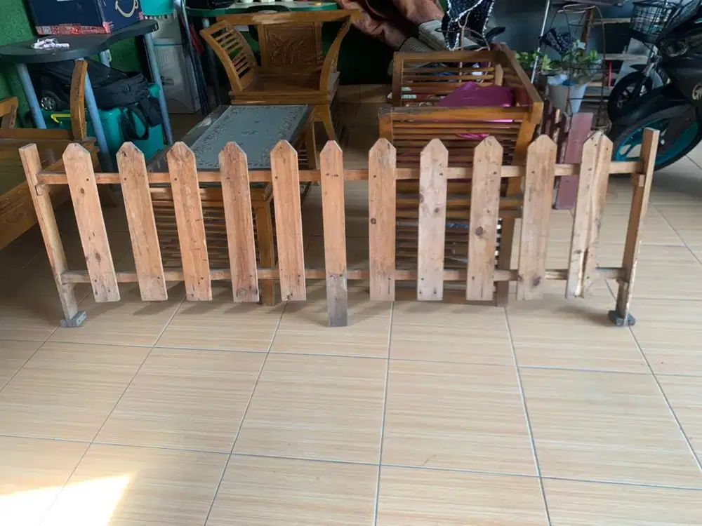 Pagar kayu atau sekat