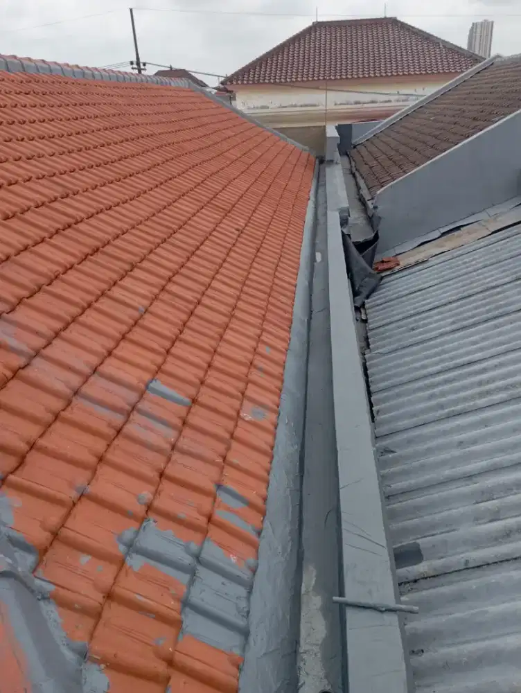 Tukang menembel atap rembes, atap genteng retak, plafon jebol,