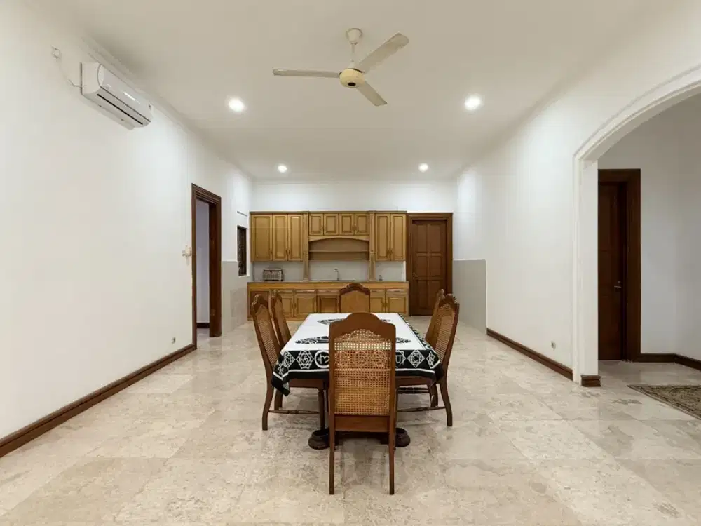 Rumah Luas Banget di Jeruk Purut! 900m² + Kolam Renang, Parkir Banyak