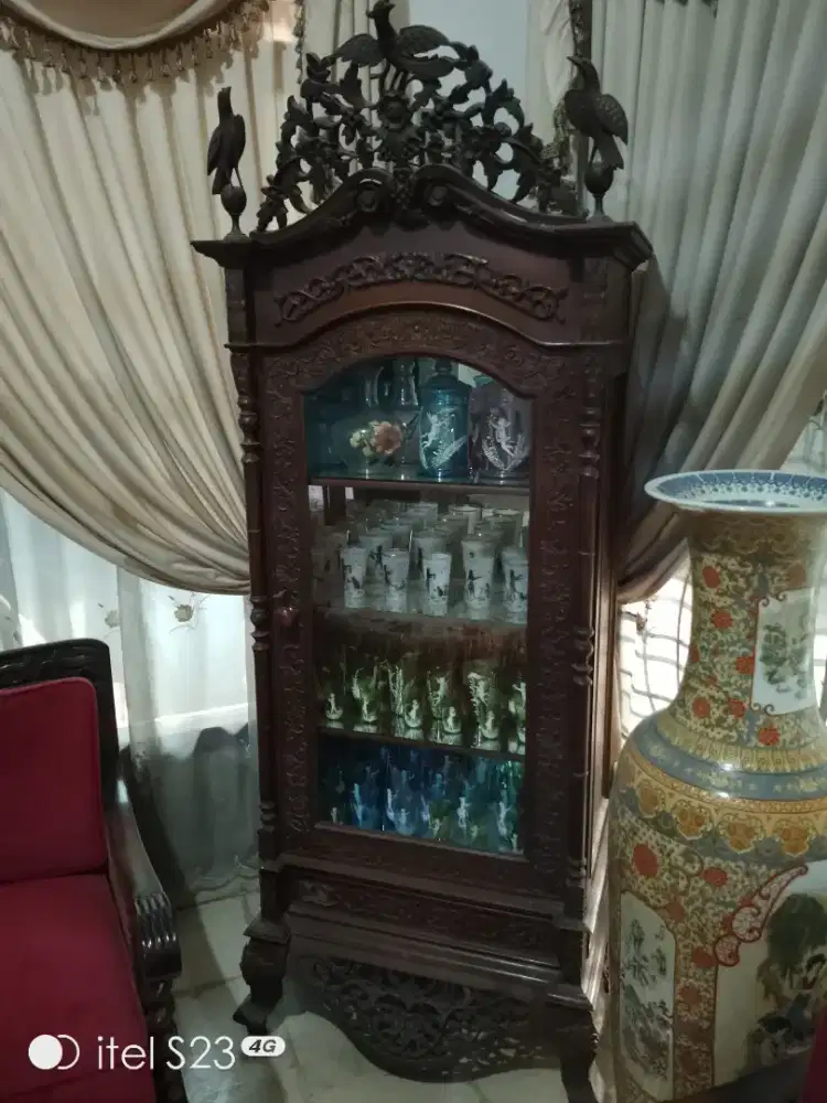 Almari pajangan + isinya