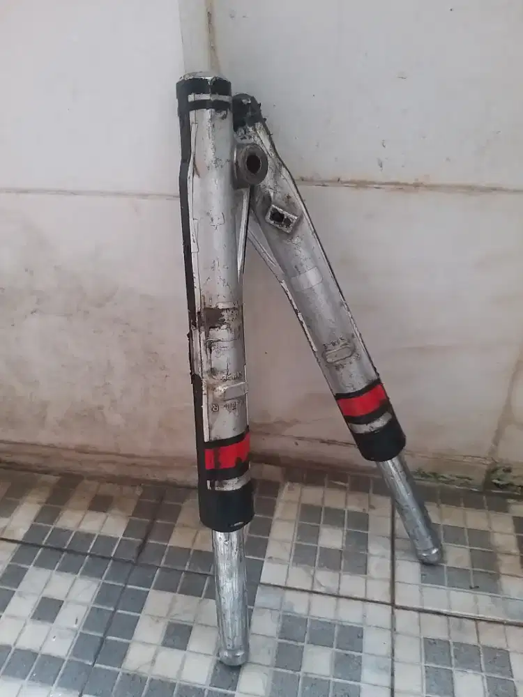 Dijual.1 set Shock depan tromol Ori copotan motor supra lama