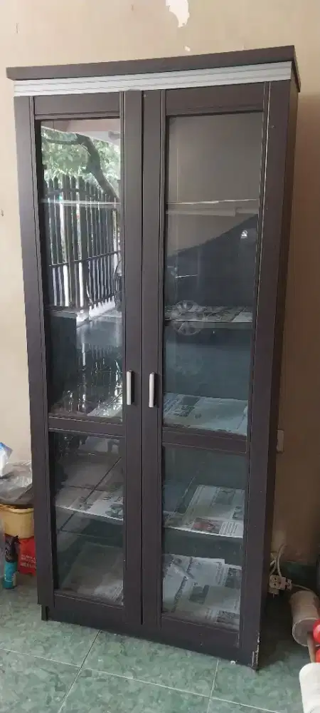Dijual lemari kaca