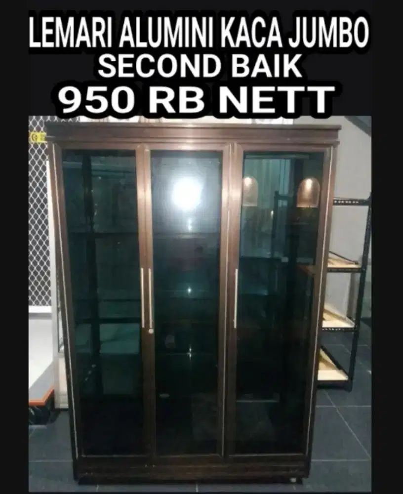 Lemari kaca jumbo bersih luar dlm harga 950 RB net lok sda