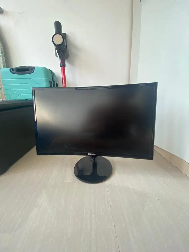 Samsung Curved Monitor 24 Inch C24F390FHE - Like New No Minus