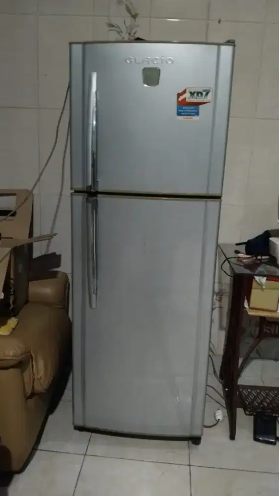 Kulkas glacio Toshiba 2 pintu siap pakai normal blm pernah diservic