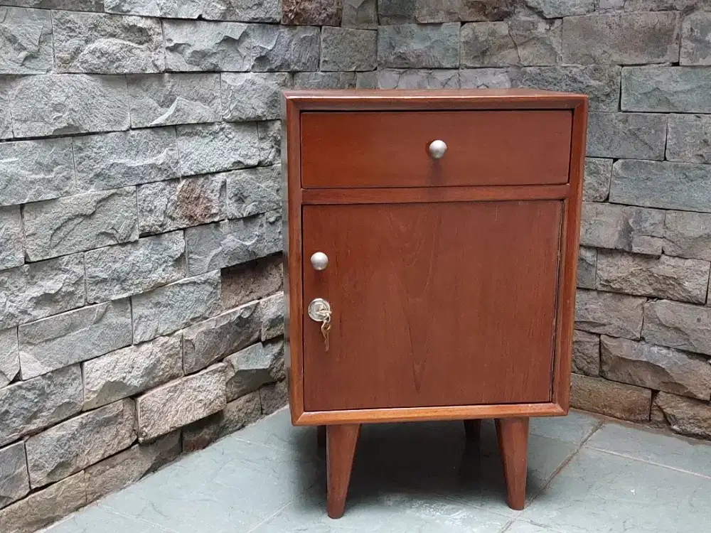 Meja nakas (lemari kecil)