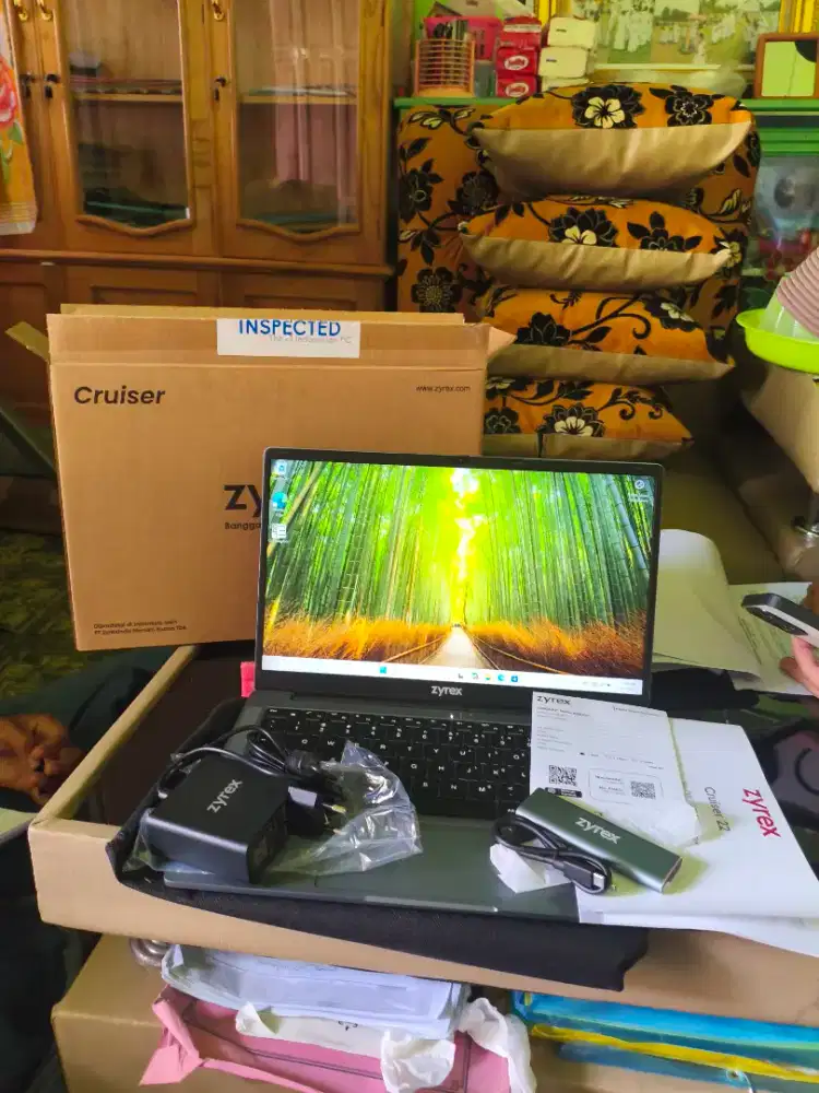 Laptop Zyrex kondisi baru intel core i5