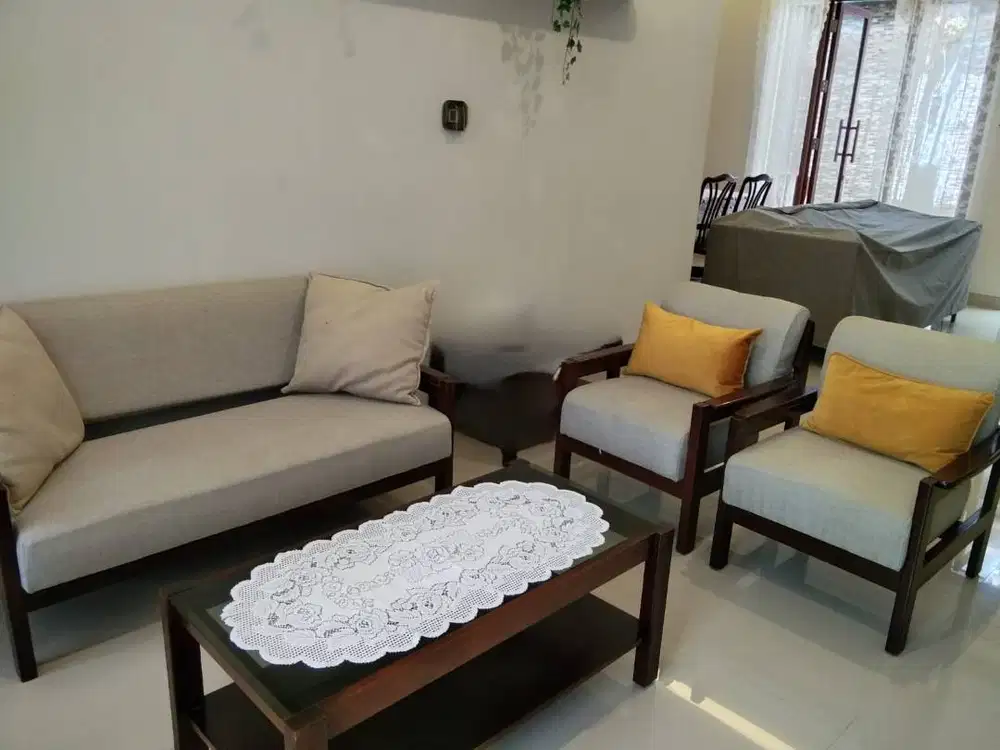 DIJUAL 1 SOFA PANJANG DAN 2 KURSI SERTA 1 MEJA  Rp2.300.000 (NEGO)