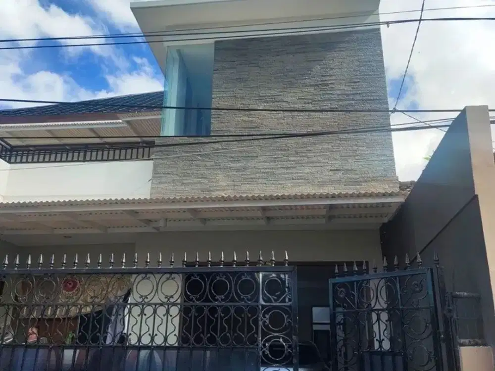 Rumah 2 Lantai 6 Kamar Tidur Disewakan, di Denpasar Utara Area