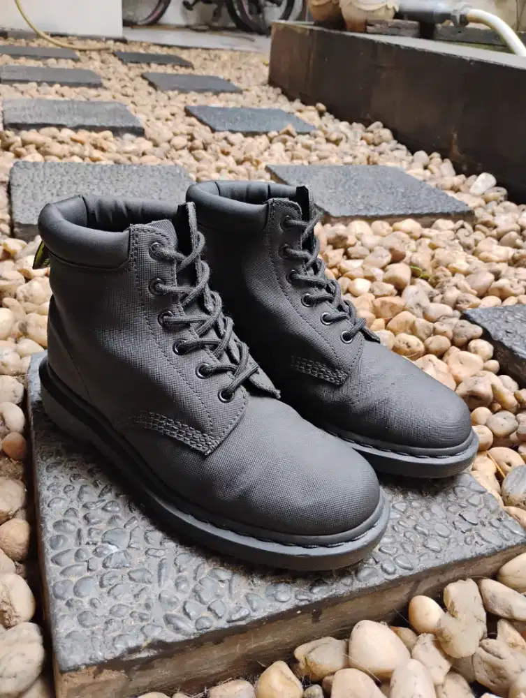 Sepatu Dr Martens Saxon MonoBlack