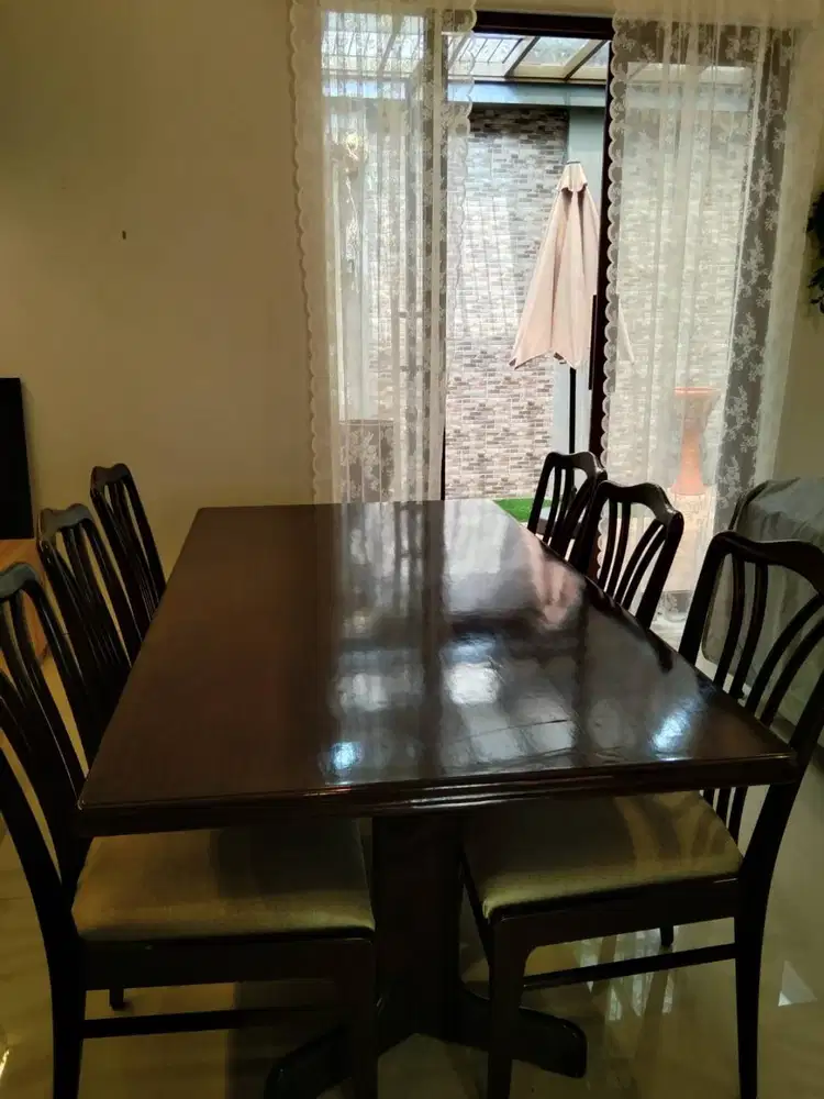 “DIJUAL SET MEJA MAKAN KAYU 6 KURSI KONDISI TERAWAT (NETT)
