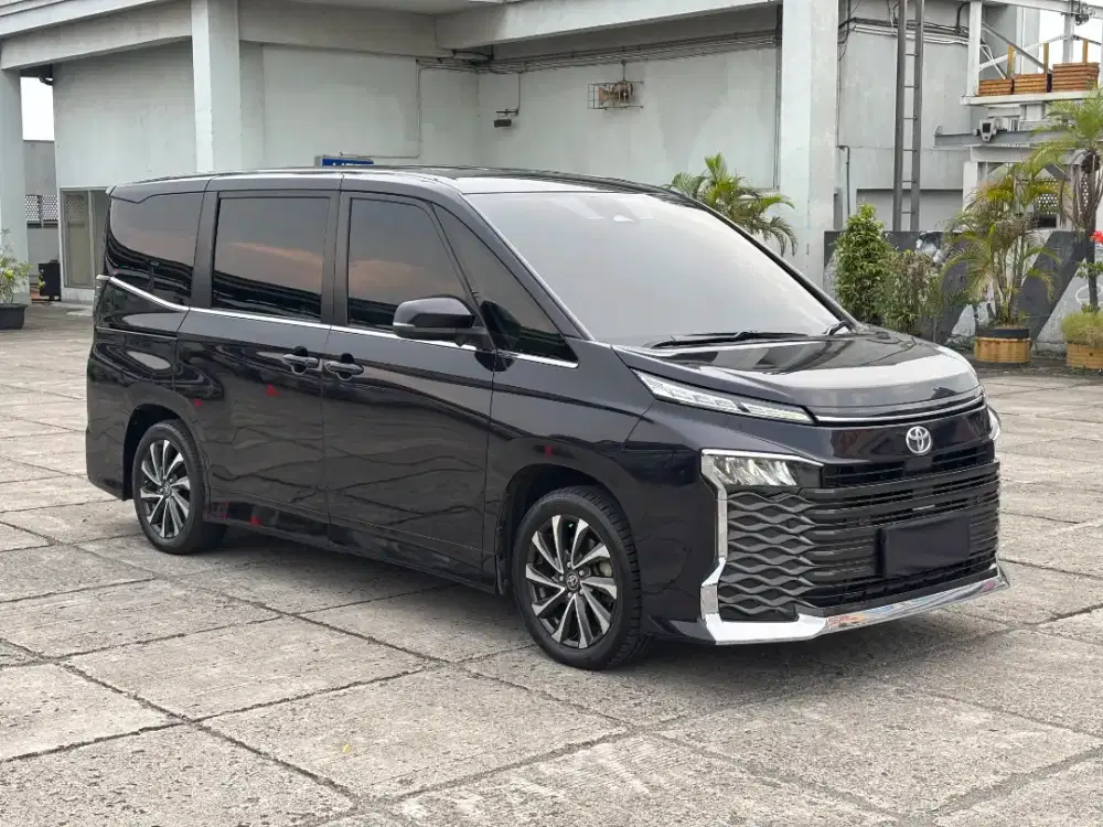 Voxy 2022 Premium Colour LOW KM