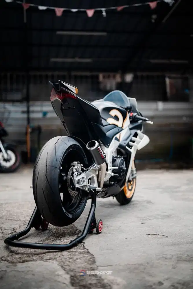 APRILIA RSV4 1100 RR ULTRA GOLD 2024