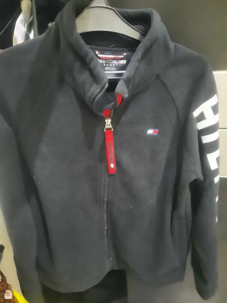 Sweater merek tomy hilfiger