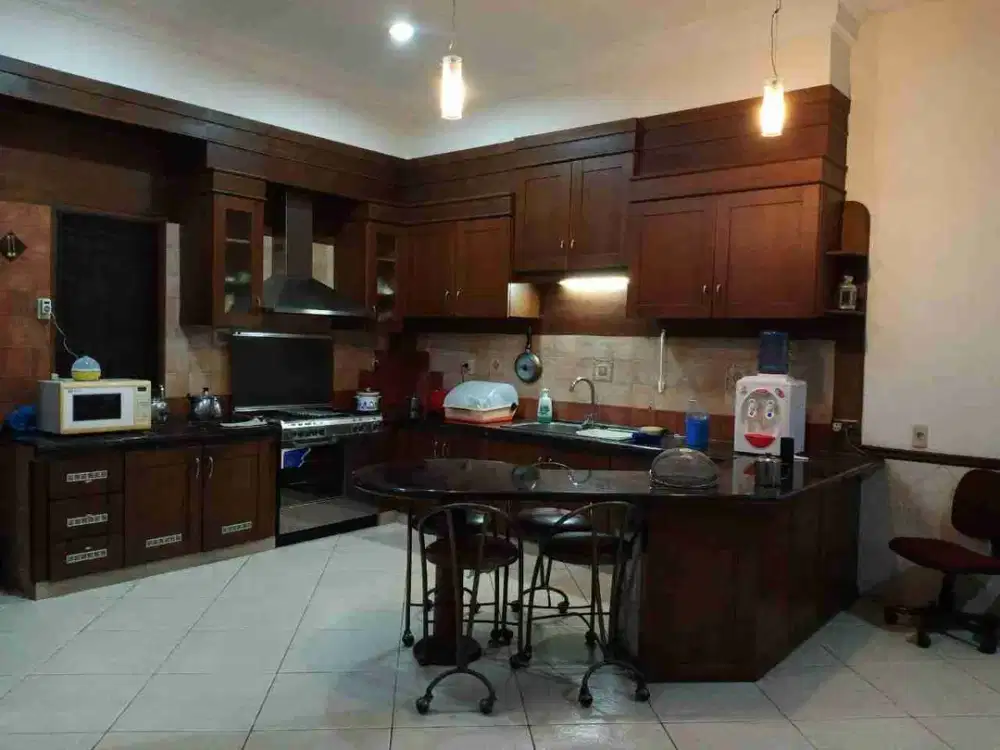 Dijual Rumah cantik 2 lantai di Srwijaya-Medan, sangat terawat dan strategis.