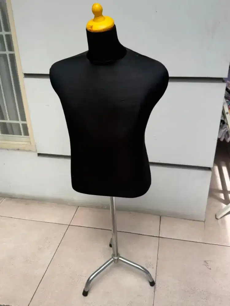Patung Manakin setengah badan