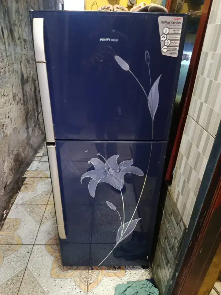 Kulkas 2 pintu merek Polytron