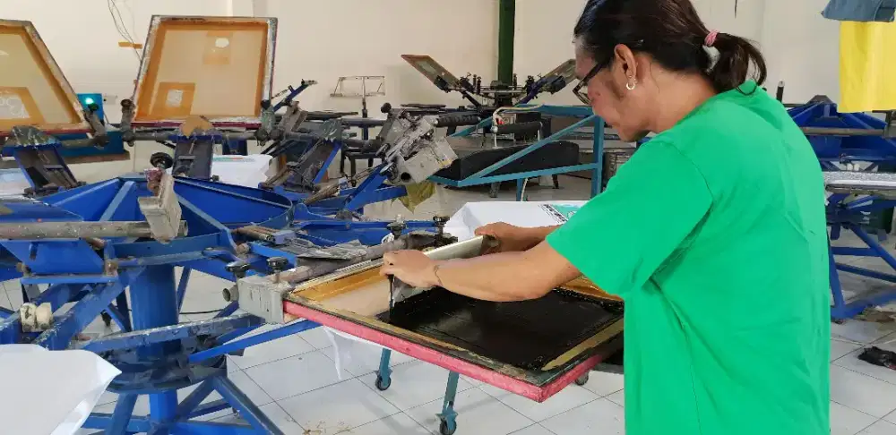 DI BUTUHKAN TENAGA SABLON  KAOS , .