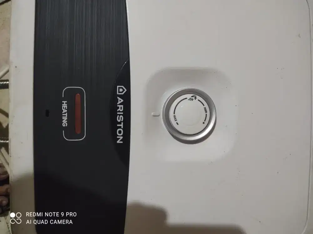 Water Hiter Listrik merek Ariston 10 L masih normal free pemasangan