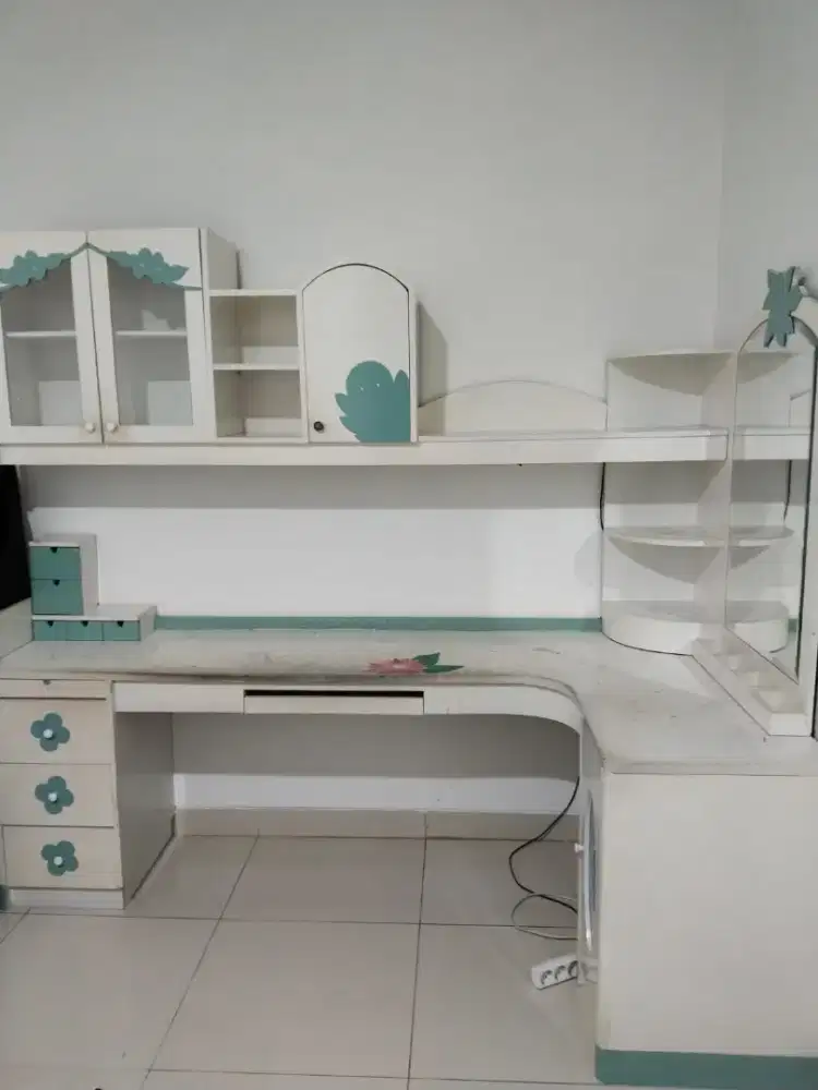 Meja belajar satu set laci dan meja rias, condisi masih layak pakai