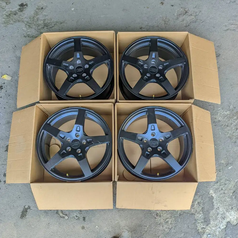Velg hsr r18 lebar 8 et 42 pcd 5×114 warna hitam