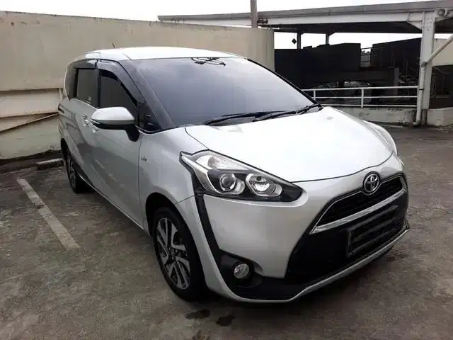 DP MURAH Toyota Sienta 1.5 V Bensin-MT 2017 Silver C6IOZ