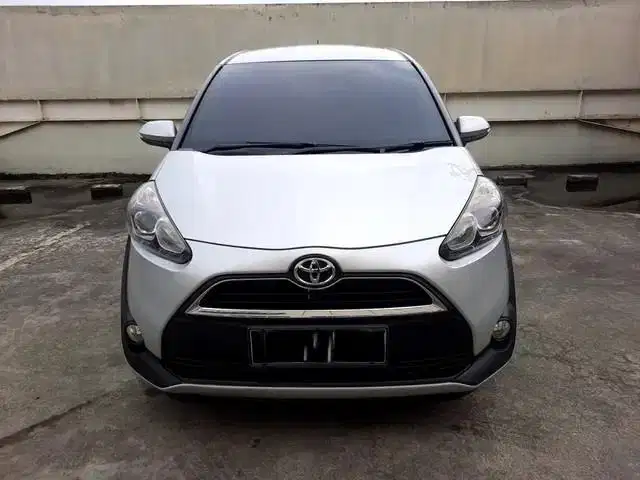 DP MURAH Toyota Sienta 1.5 V Bensin-MT 2017 Silver C6IOZ